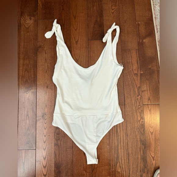 Lulu’s White Bodysuit with bows NWT - Picture 7 of 7